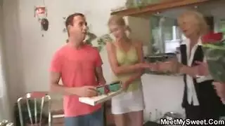 إباحية قاسية مجانية: عاهرة تخترق مزدوج وتُغطى بالسائل