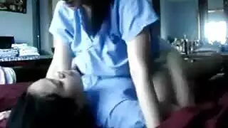 عاهرة هاوية تمت مداعبها من قبل غريب في المركبة إباحية مجانية