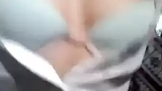 الراكبة الشقراء تتلقى قذفاً من سائق التاكسي في مشهد صريح