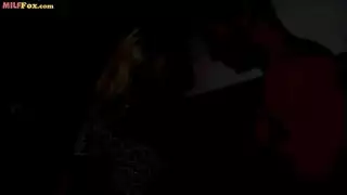 طالب ينيك عاملة مصنع ساخنة في مكتب بطريقة صريحة