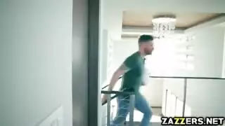 القنبلة الأشقر تتوسل لقضيب الجار في فيلم إباحي قاسي