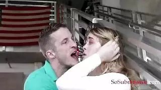 صاحب المنزل يمسك الصة الصغيرة ويعافيها بنيك