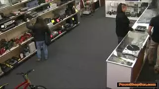 لاتينية تُمارس الجنس مع رجلين في مشهد إباحي مدفوع