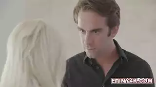 شاهد هذه الشقراء تأخذ قضيبين صلبين في فتحاتها