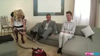 خادمة شقراء بثدي ضخم تمارس جنس شرجي مزدوج مع صديقين