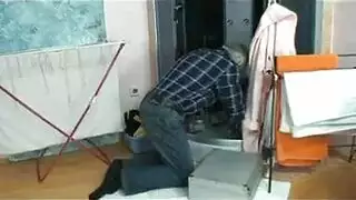 أب أصلع يمارس الجنس بقوة مع فرج ابنته في غرفة النوم