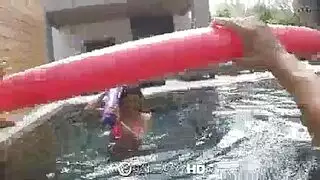 جنس رطب في المسبح: لعق فرجها، مص قضيبه، وجنس صريح