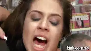 ينيكها امام الجميع في الحانوت و الزبائن مندهشين من حرارته الجنسية