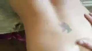 عثرت على فتاة جذابة على منصة إباحية وضاجعت مهبلها الضيق