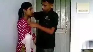 ابن ينيك خالته خلف باب الشقه