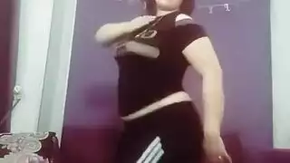 عاهرة عربية تظهر مهاراتها في تعري فاضح