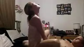 عاهرة صغيرة تتوسل للضربات الجنسية القوية والسائل المنوي