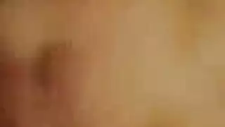 امرأة ناضجة تكشف كسها الحليق الشبابي