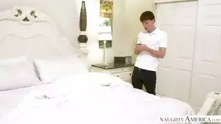 ثنائي وقح يشعل الشهوة بمشاهدة فيلم إثاري