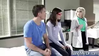 طويلة وصلبة: إنها تتوق باستمرار للجنس