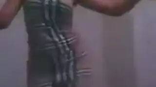 عاهرة صارخة تظهر كسها الضيق وتطالب بجنس عنيف