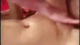 تتصارع الفتيات القذرات مع بعض الرجال لجعله يدفع مقابل المال الذي ربحوه