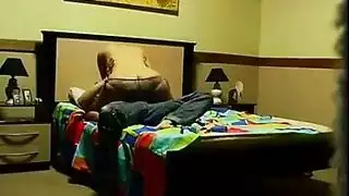 فتاة سمراء هاوية تظهر وشومها وكل شيء آخر