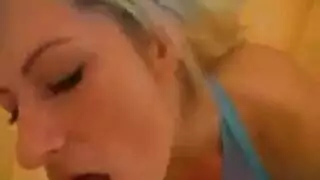 العاهرة الشقراء تتعمق في مص قضيب ضخم بينما تأخذ ثانياً