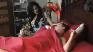 الإبن خائف ينام بي جانب امه