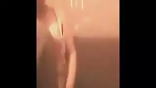 عاهرة مثارة تتوسل للمزيد أثناء لعق فرجها وجنسها الخشن