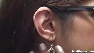 مهرجان جنسي في المكتبة: ميا خليفة تأخذ عدة أعضاء ذكرية