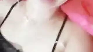 الجمالية الصغيرة لا تكتفي من القضيب في حلقها