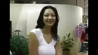 عاهرة آسيوية في شبق تخدم مجموعة من القضبان العارية