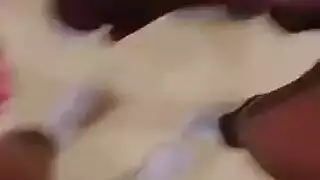 ديوث يشارك أصدقائه بنيك زوجته