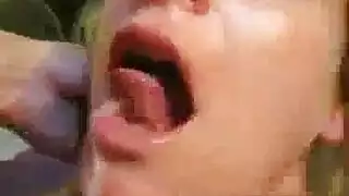 جنس استعراضي: مراهقة بجسم مفلس في عرض كاميرا تجسس