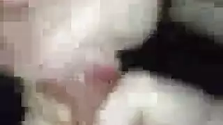 تعلّم الجنس الفموي: ليندسي تُسعد قضيبين في وقت واحد