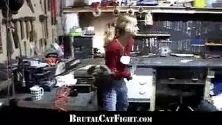 مصارعة بنات تنتهي بسكس