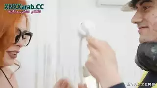 عامل الإصلاح الساخن يملأ فتحات الميلف في خيال إباحي