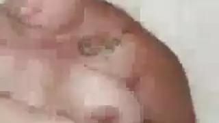 عاهرة سمراء ممتلئة تتعرض للجنس الفموي العنيف قبل أن يتم تمزيق مؤخرتها