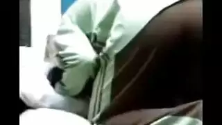 يستغل غياب زوجته وينيك الخدامة