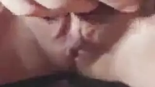 ربة منزل محتاجة تلمس نفسها في غرف فارغة مرتدية بنطال كاكي ضيق