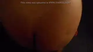 امرأة ممتلئة في جوارب تستمتع بمص قوي للقضيب وتنتهي بقذف على الوجه