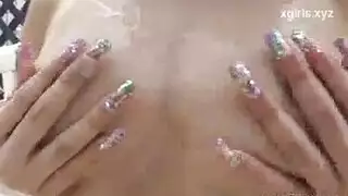 مراهقة آسيوية ناعمة تأخذ قضيبًا أسودًا عميقًا وتجعله يئن