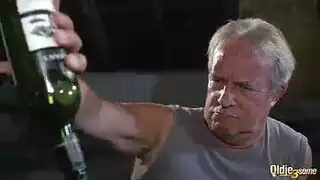 نوم أنا وأختي على السرير