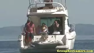 جنس جماعي على الشاطئ: عربدة علنية في الرمال