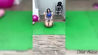 أفعال سحاقية إباحية: سارة كبيرة الثدي يتم تدمير مهبلها الضيق بواسطة حزام السيدة المسيطرة كلوي