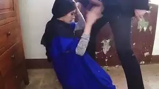 الفتاة العربية الشابة بينيلوب تقدم فيلمًا إباحيًا لمص قضيب مكثف