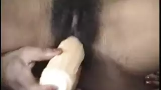 رجل عربي يدك فرجًا مشعرًا لفتاة سمراء بدون وقاية