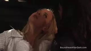 مداعبة شرجية بالاصبع والصفع لعبد مثلي منقاد في عبودية