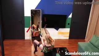 استمناء الشقراء أمام المرآة: تدليك فرجها الضيق الحليق بقوة