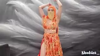 لفة البطن السحرية تؤدي إلى حلق عميق ووضعية كلابية عنيفة