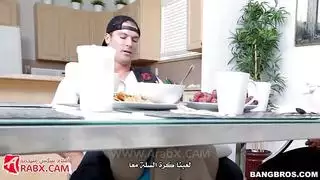 علاقة جنسية جماعية صريحة: ميا خليفة وامرأة ناضجة تأخذان قضيبًا عملاقًا معًا