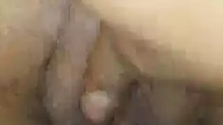 فاتن ياباني يحفر في مهبلها الضيق الغارق