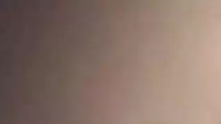 جمال ساحر أسود الشعر يمص قضيباً دهنياً بينما يئن من المتعة