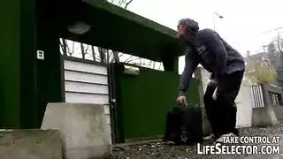 رجال كبار سن على فتاة